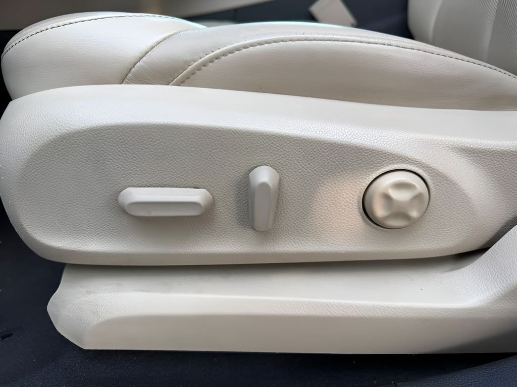 Used 2017 White Buick Essence image 11