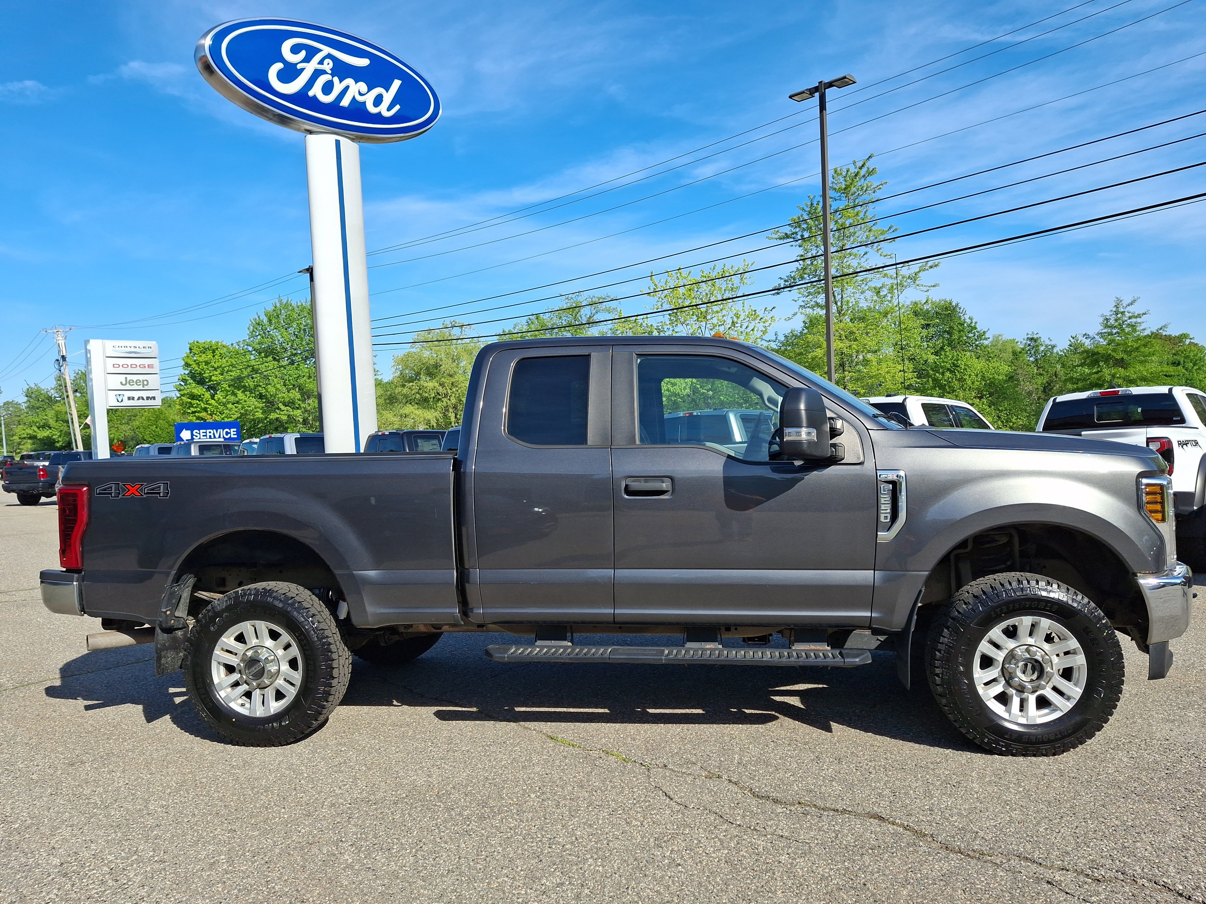 Used 2019 MAGNETIC Ford XL image 2