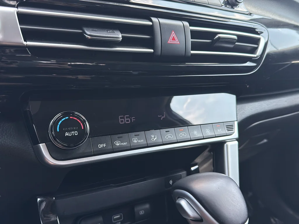 Used 2022 Snow White Pearl Kia EX image 19