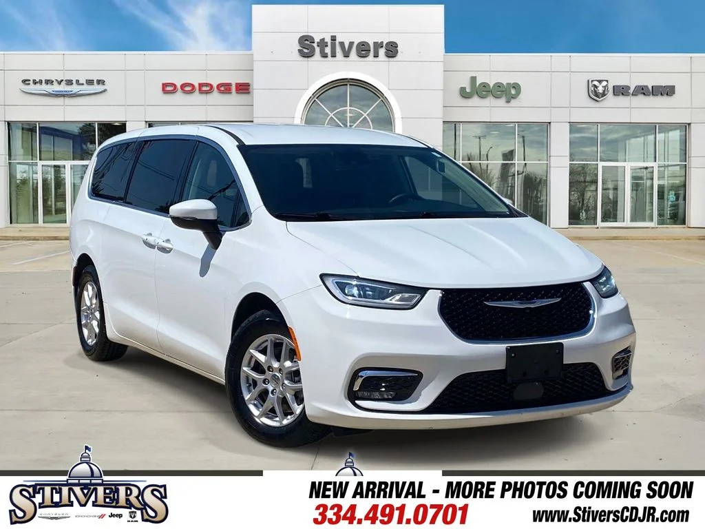 2023 Chrysler Pacifica Touring L's photo
