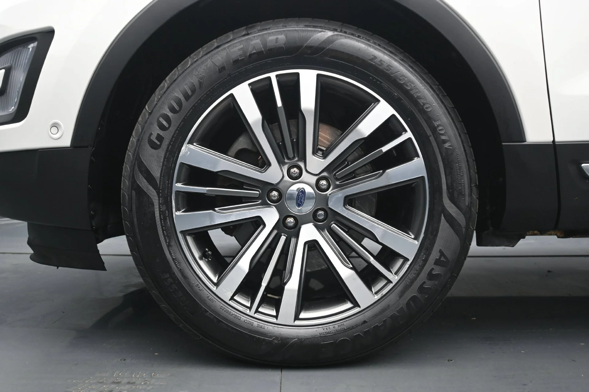 Used 2017  Ford Platinum image 27
