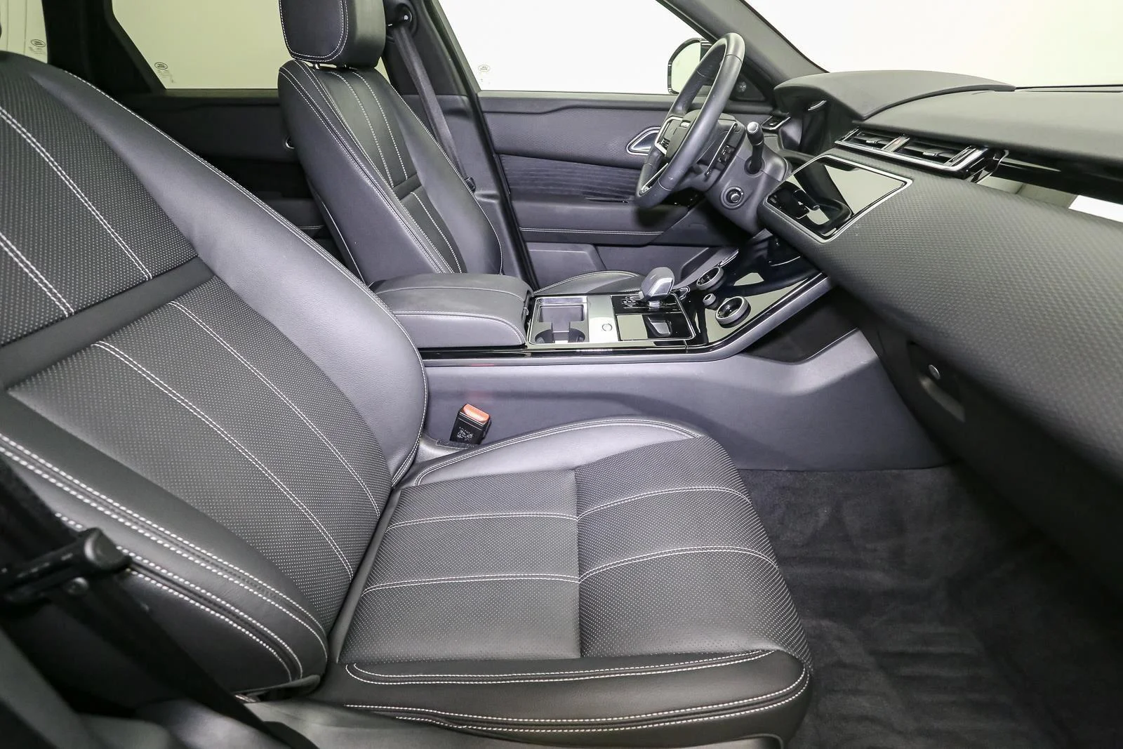 Used 2023 Fuji White Land Rover R-Dynamic S image 18
