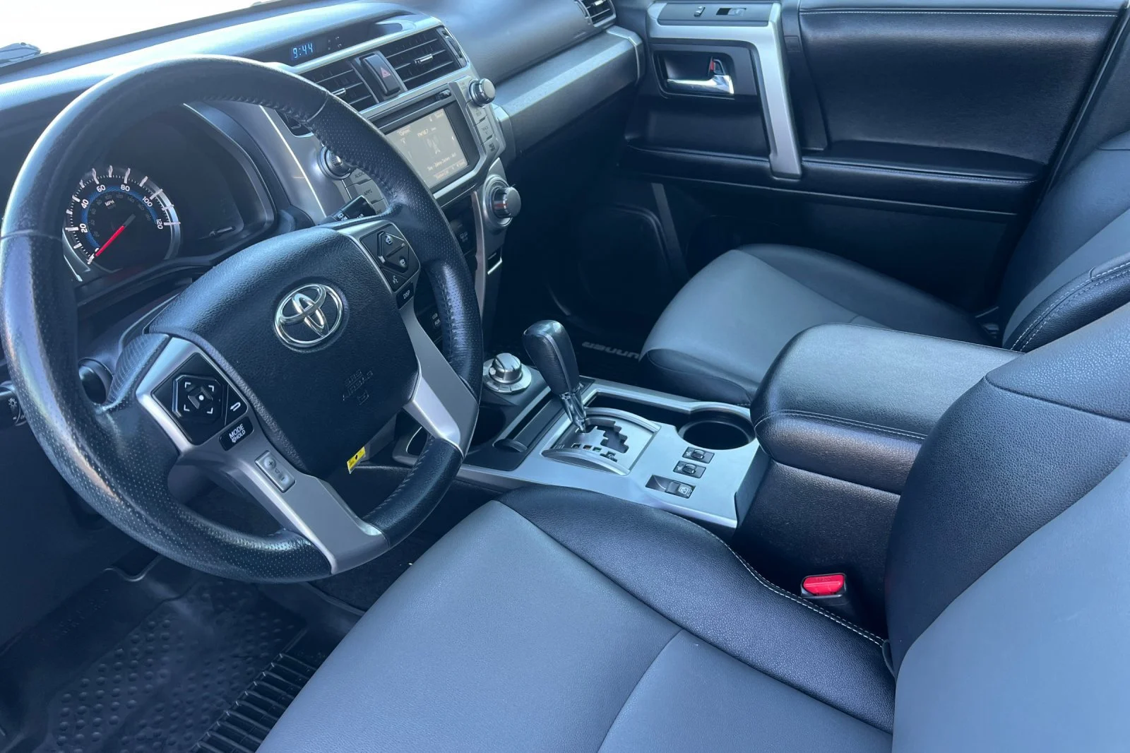 Used 2018 Super White Toyota SR5 Premium image 9