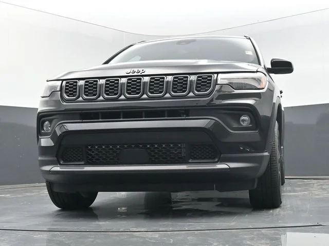 New 2026 Diamond Black Crystal Pearl-Coat Exterior Paint Jeep Latitude image 42