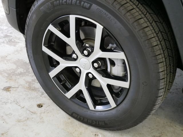 Certified Used 2025 Metallic Jeep Limited image 4