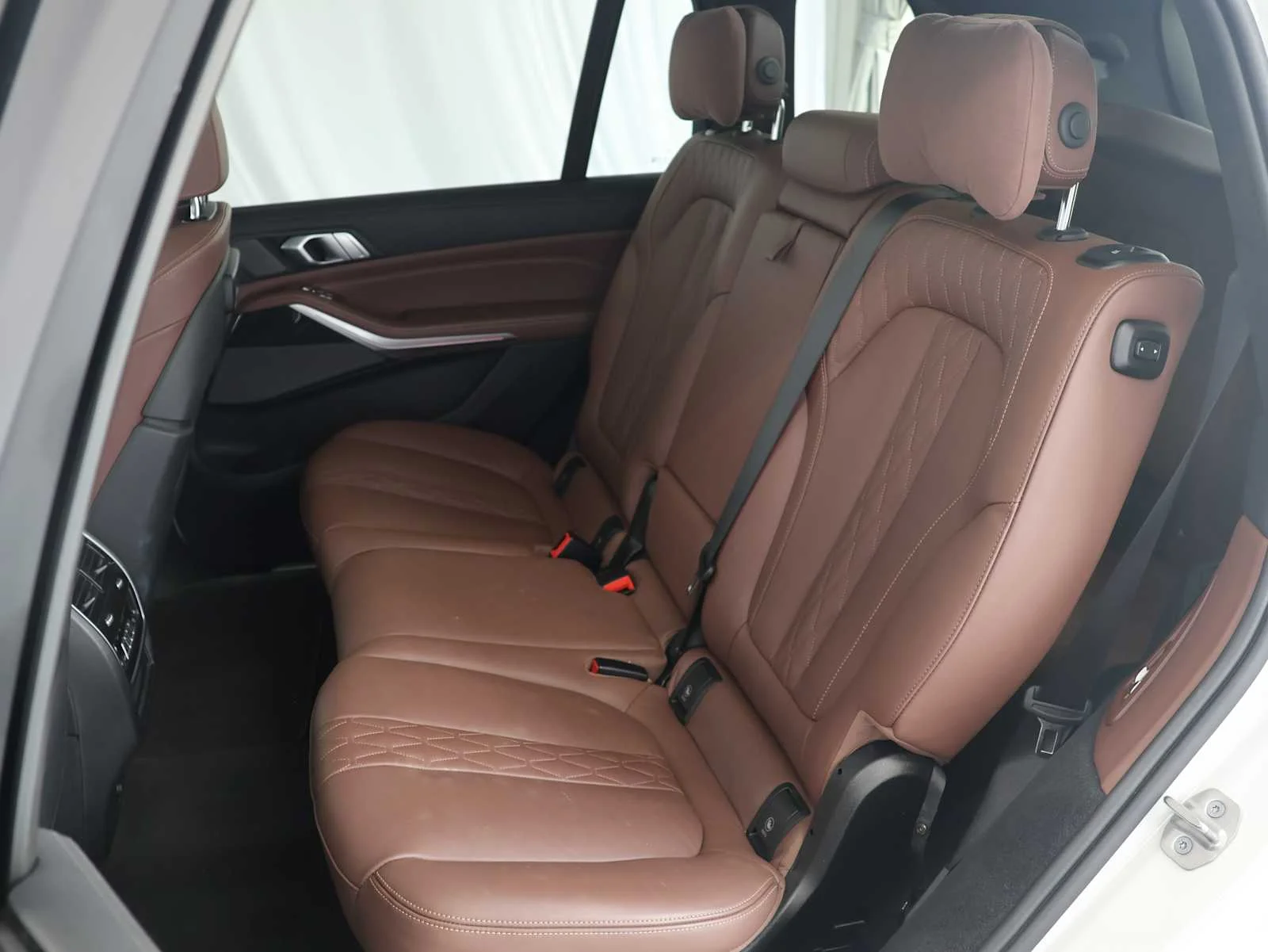 Certified Used 2022 Mineral White Metallic BMW M50i image 27