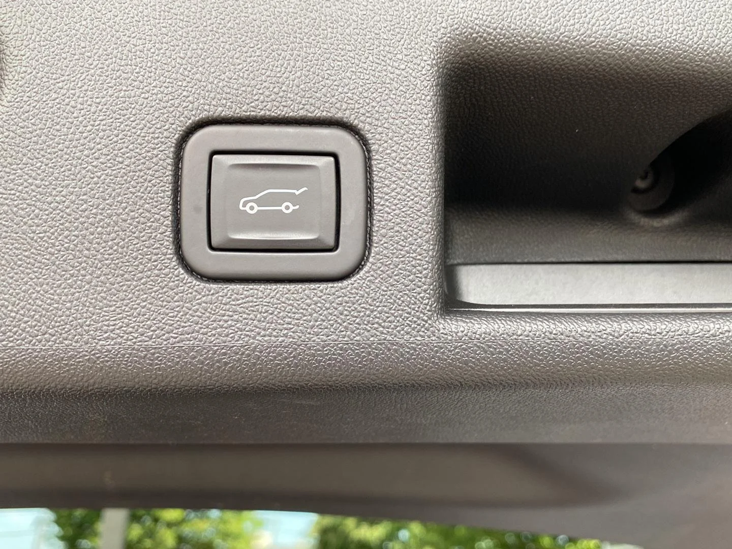 Used 2022 Iridescent Pearl Tricoat Chevrolet LT image 12