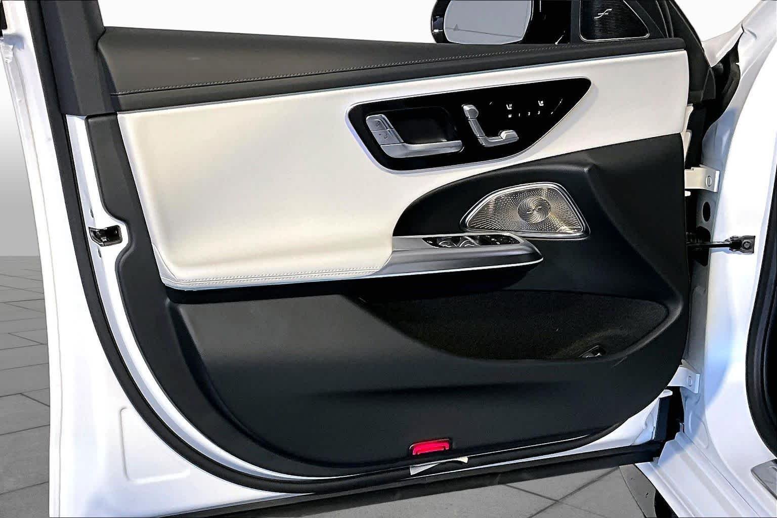 New 2027 MANUFAKTUR Moonlight White Magno Mercedes-Benz AMG® E 53 Hybrid image 11