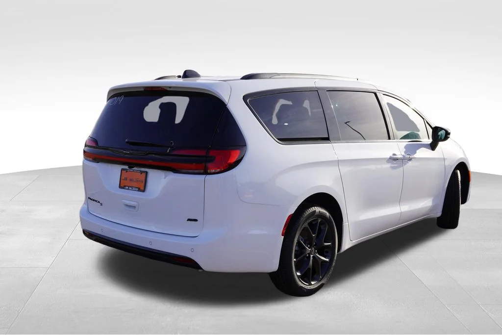 New 2026 Bright White Clear-Coat Exterior Paint Chrysler Select image 5