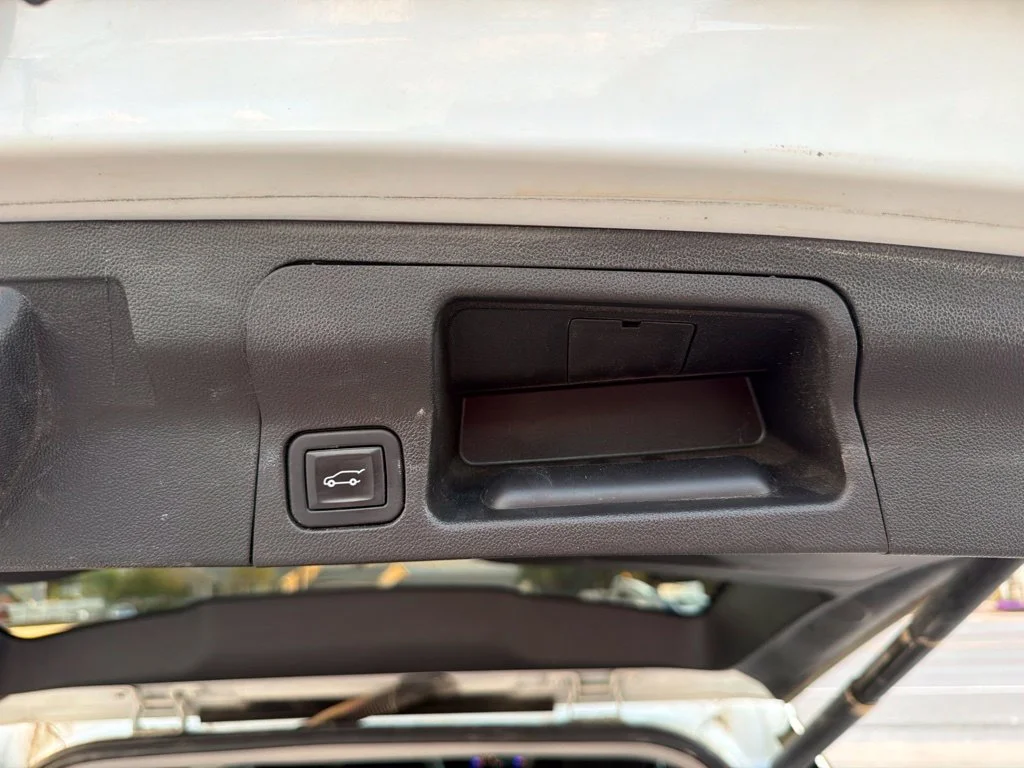 Used 2020 White GMC SLE image 24