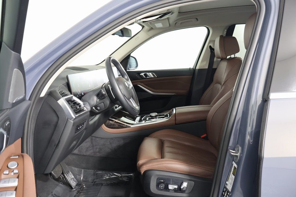 Used 2025  BMW xDrive40i image 10