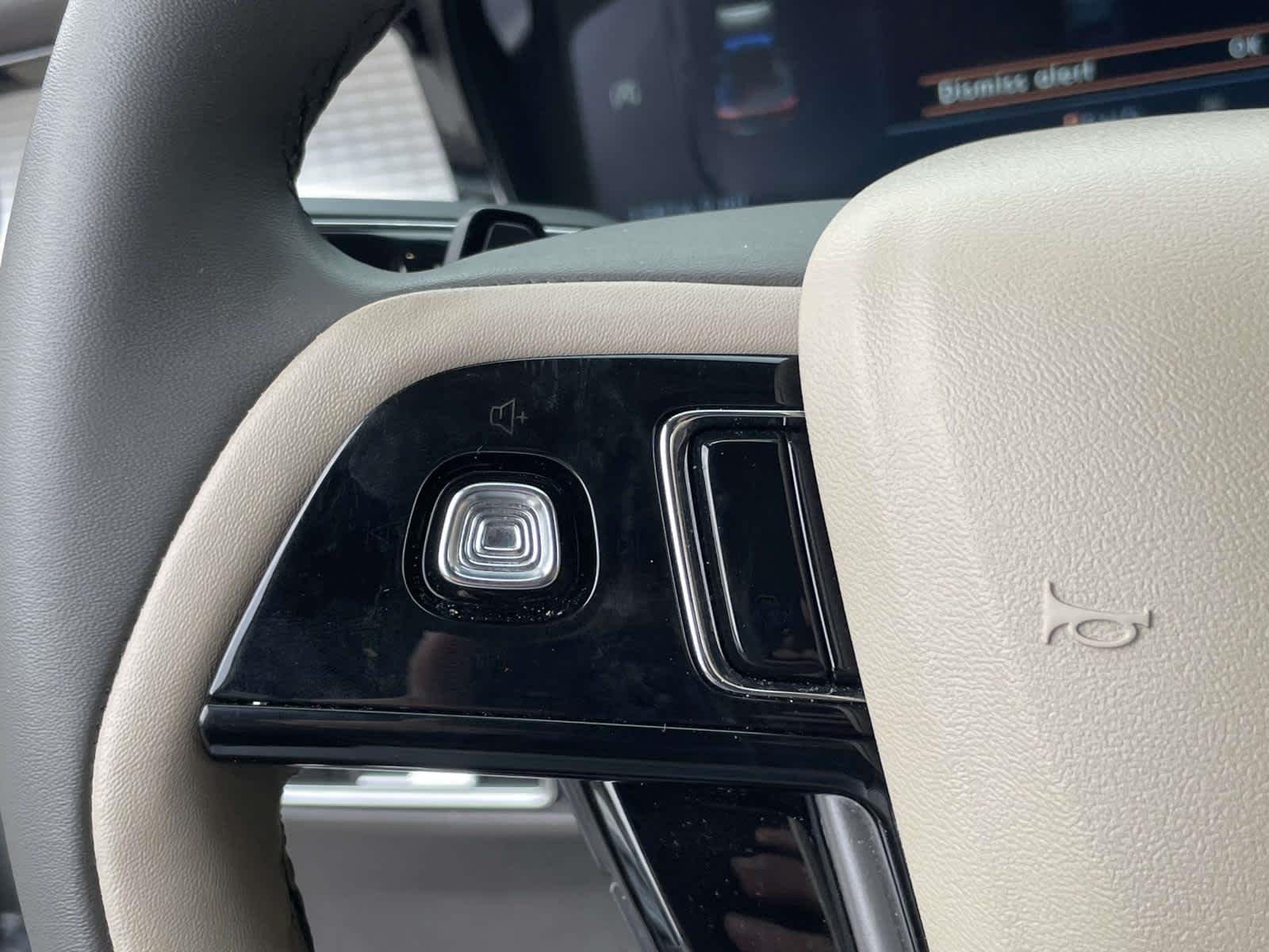 Used 2023 Ceramic Pearl Lincoln Standard image 31