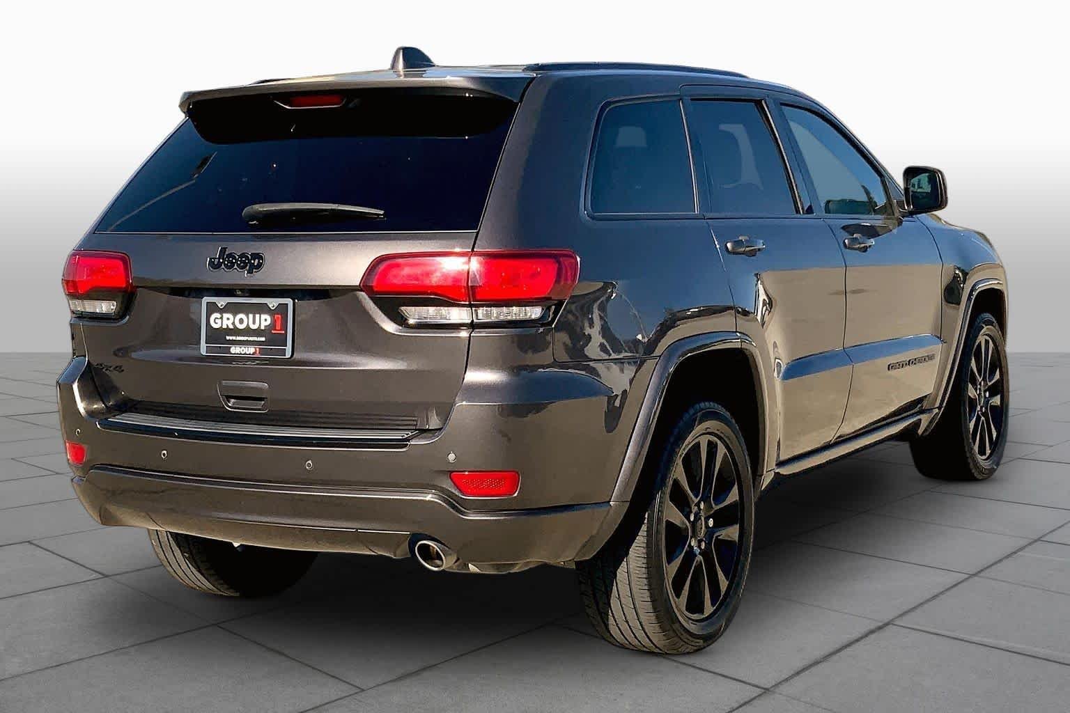 Certified Used 2018 Granite Crystal Metallic Clearcoat Jeep Altitude image 13