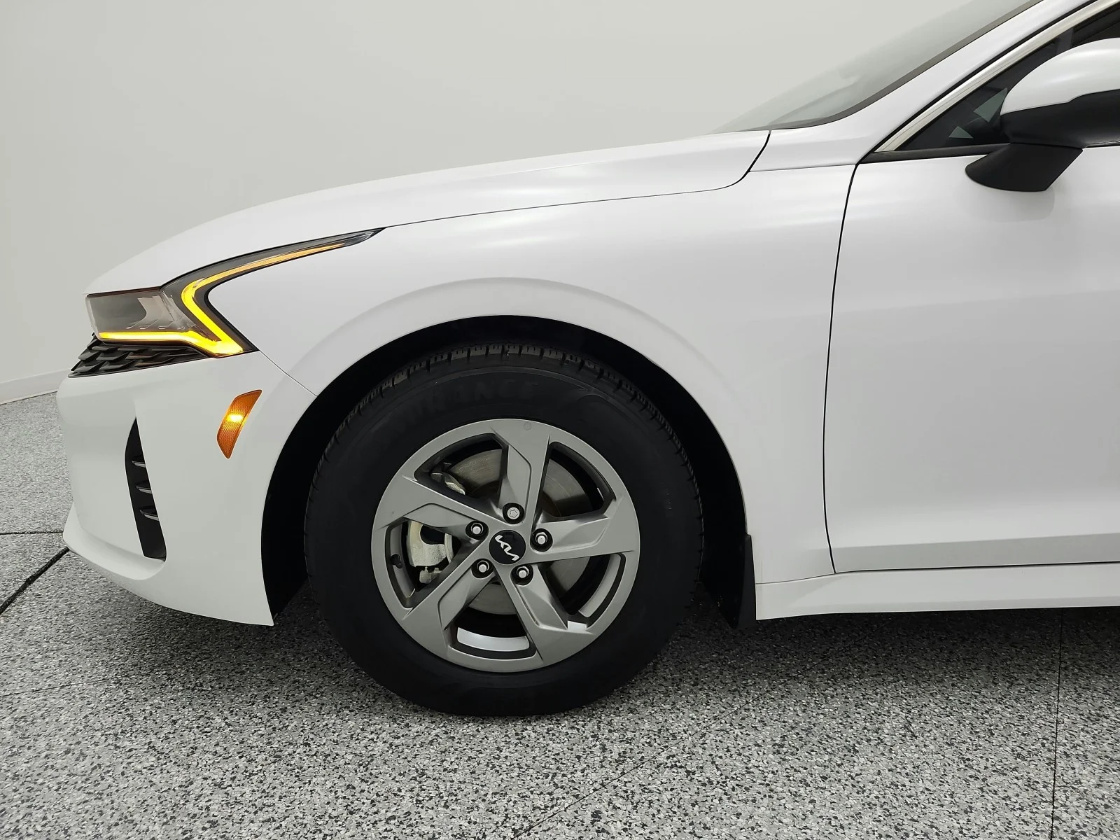 Used 2023 Glacial White Pearl Kia LXS image 17