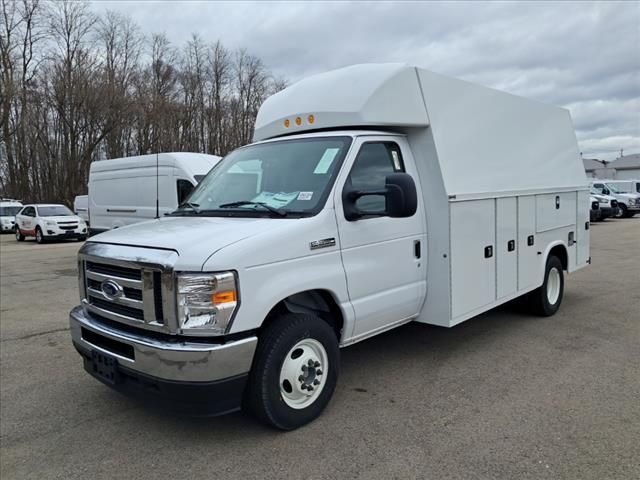 New 2025 Oxford White Ford E-350 SRW image 1