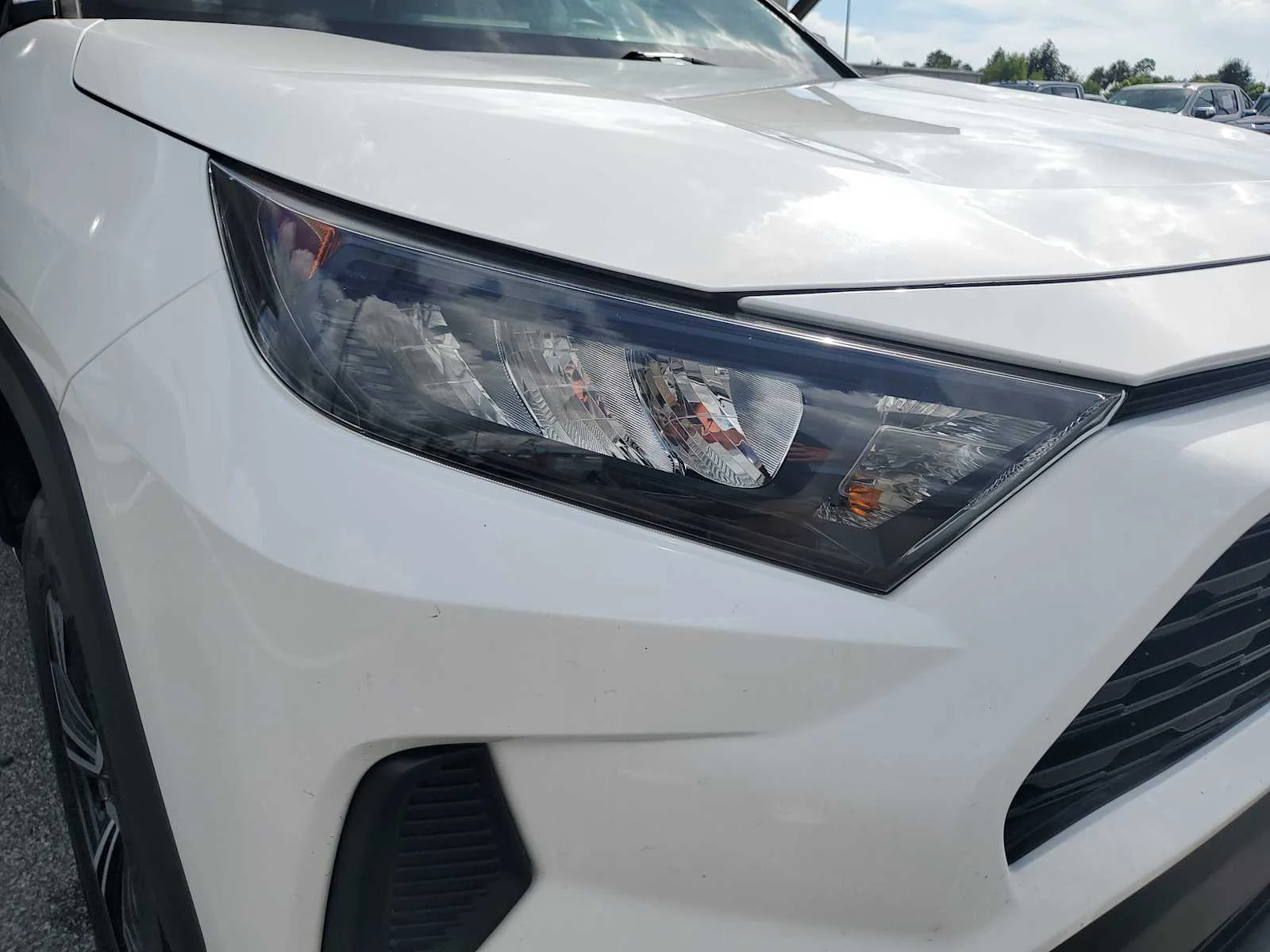Used 2022 White White Toyota LE image 11