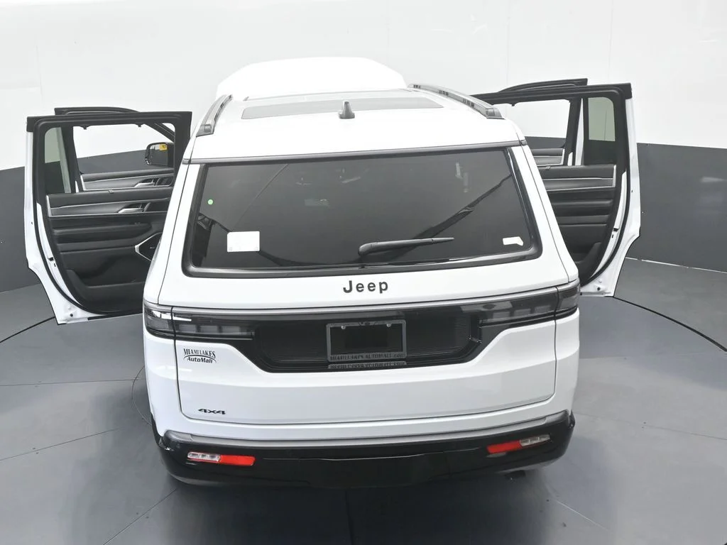 New 2026 Bright White Clear-Coat Exterior Paint Jeep Limited Reserve image 71