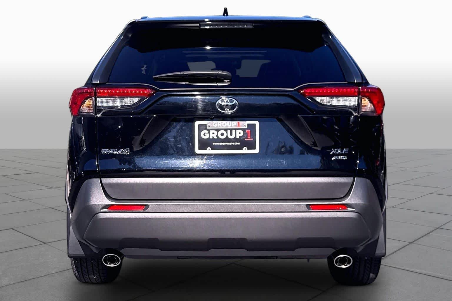 Used 2019 Midnight Black Metallic Toyota XLE Premium image 5