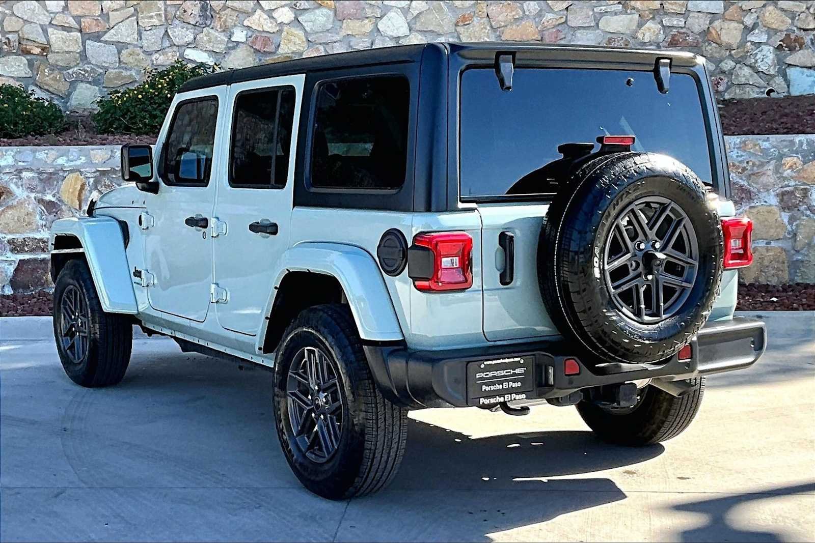 Used 2024 Earl Clearcoat Jeep Sport S image 3