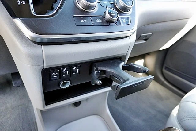 Used 2015 White Toyota XLE image 30