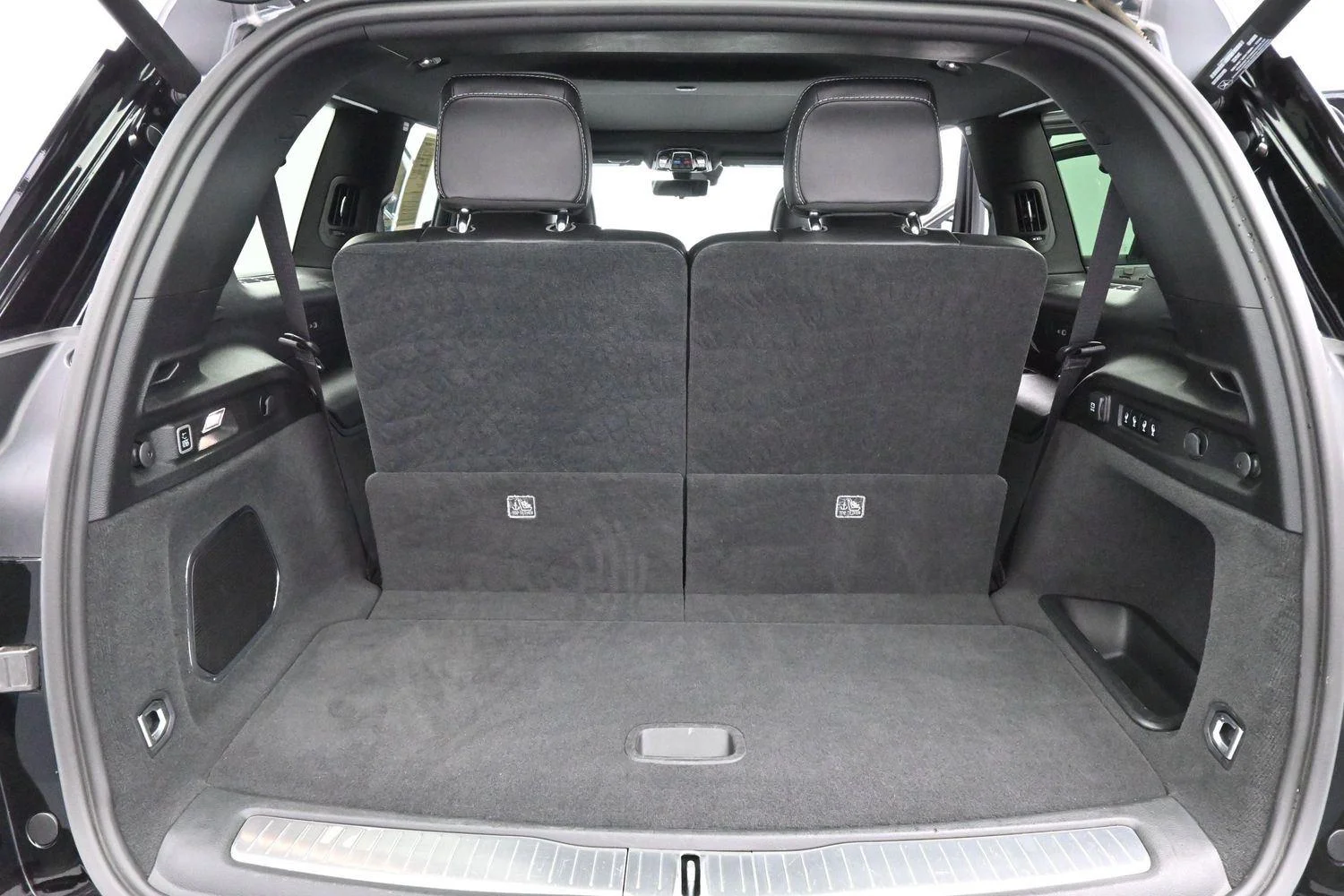 Used 2023 Diamond Black Crystal Pearlcoat Jeep Overland image 9