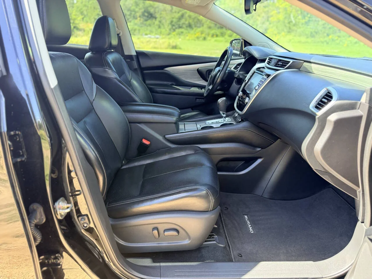 Used 2016 Black Nissan SL 4dr SUV image 28