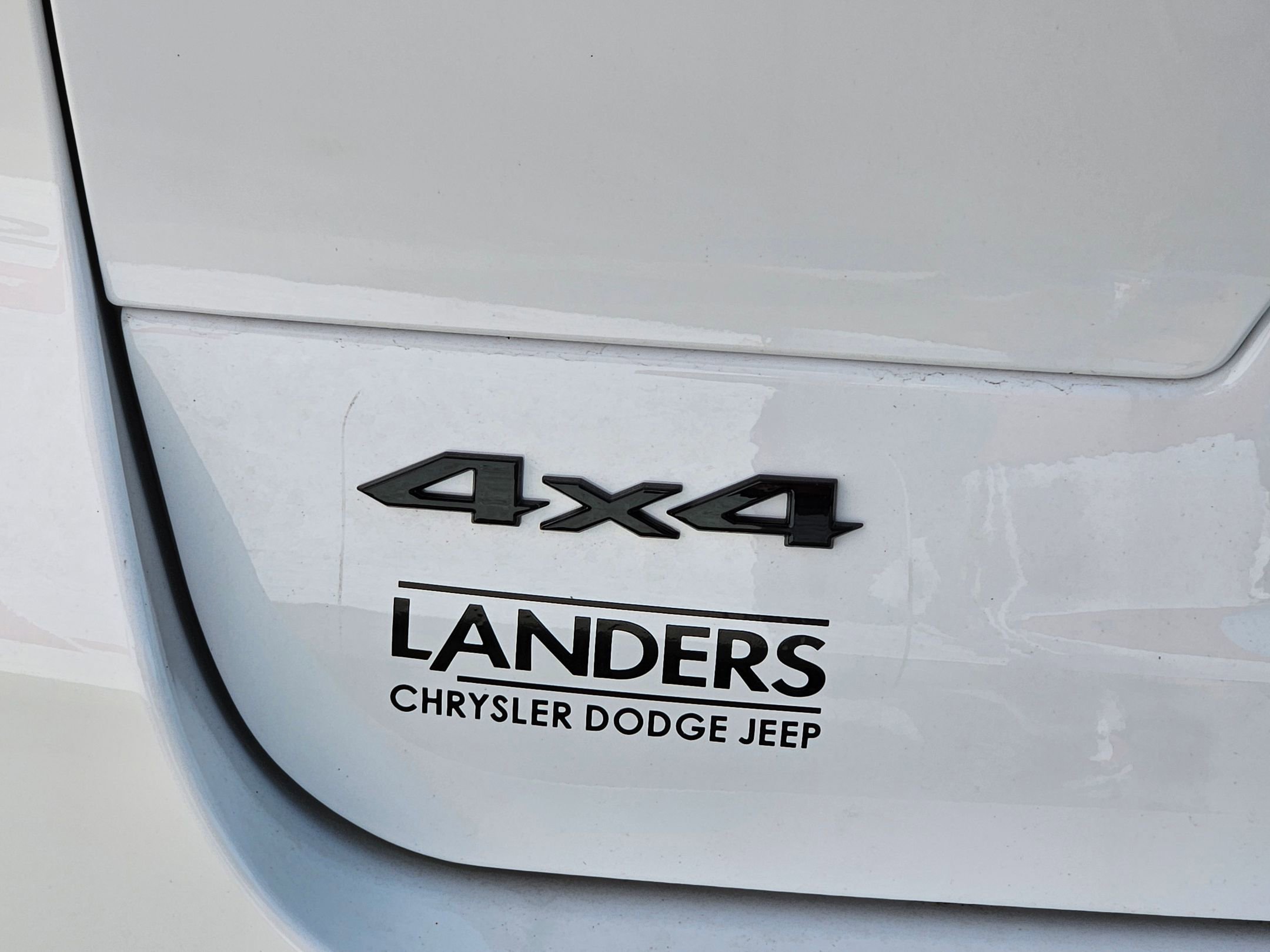 New 2026 Bright White Clear-Coat Exterior Paint Jeep Laredo Altitude image 27