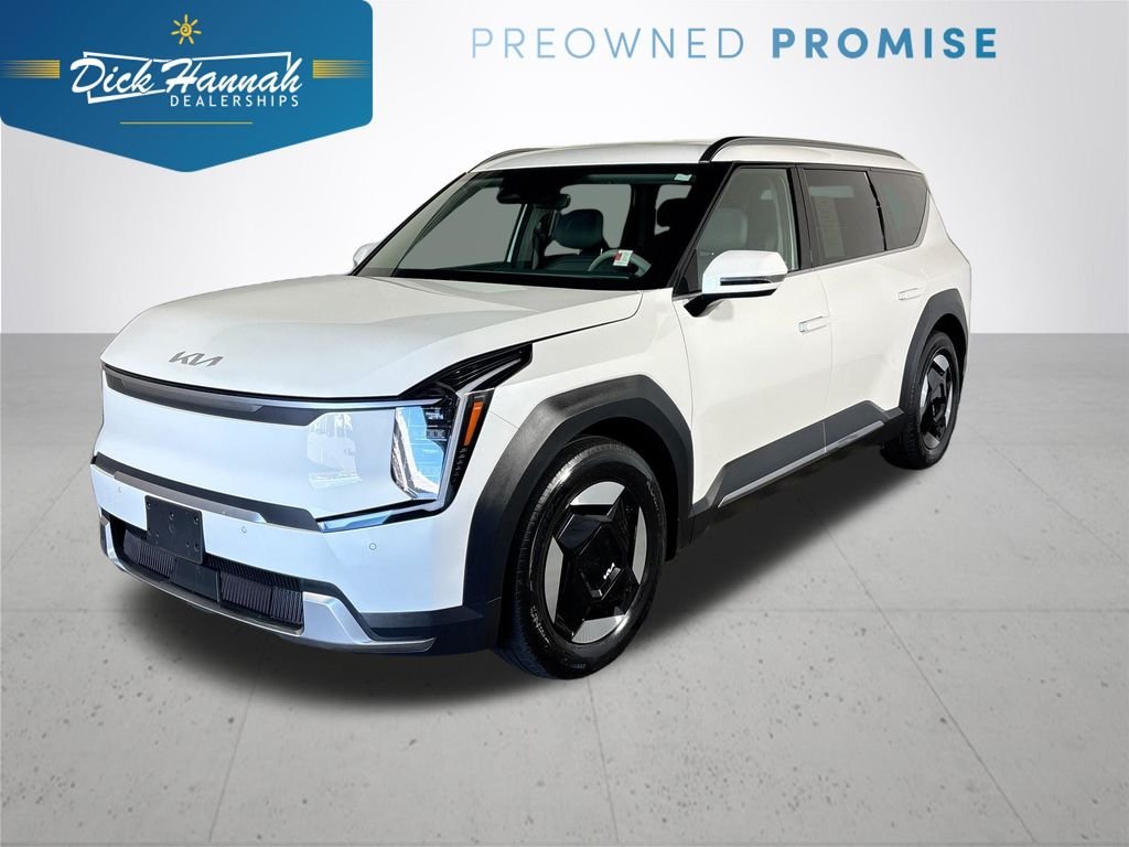 Used 2024 White Kia Wind image 1
