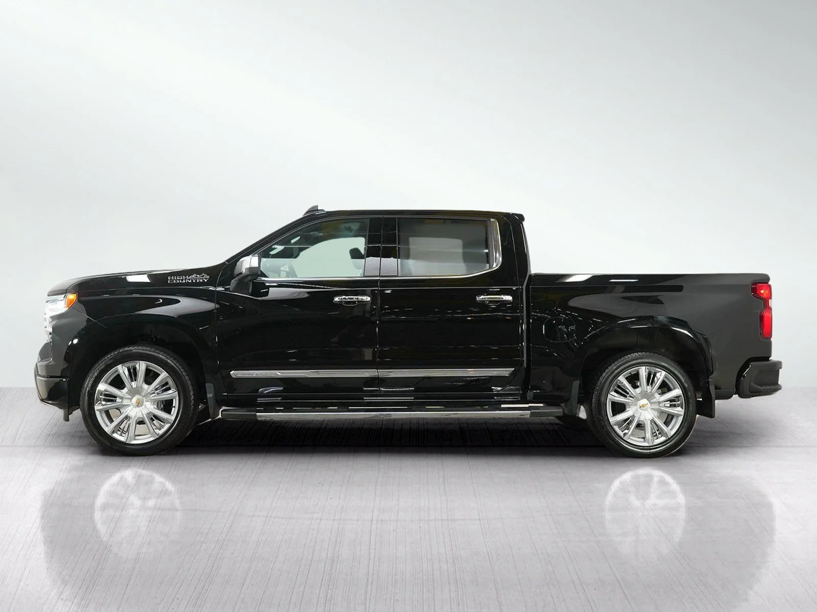 Used 2024 Chevrolet Silverado 1500 High Country with VIN 2GCUDJED4R1174338 for sale in Wayzata, Minnesota