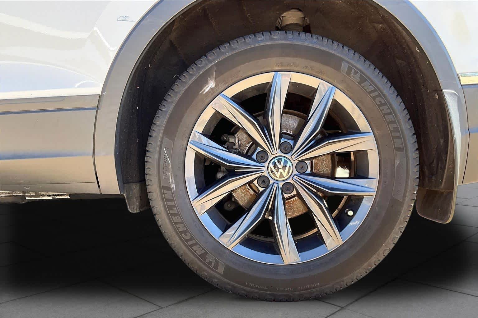 Used 2022 Pure White Volkswagen SE image 10