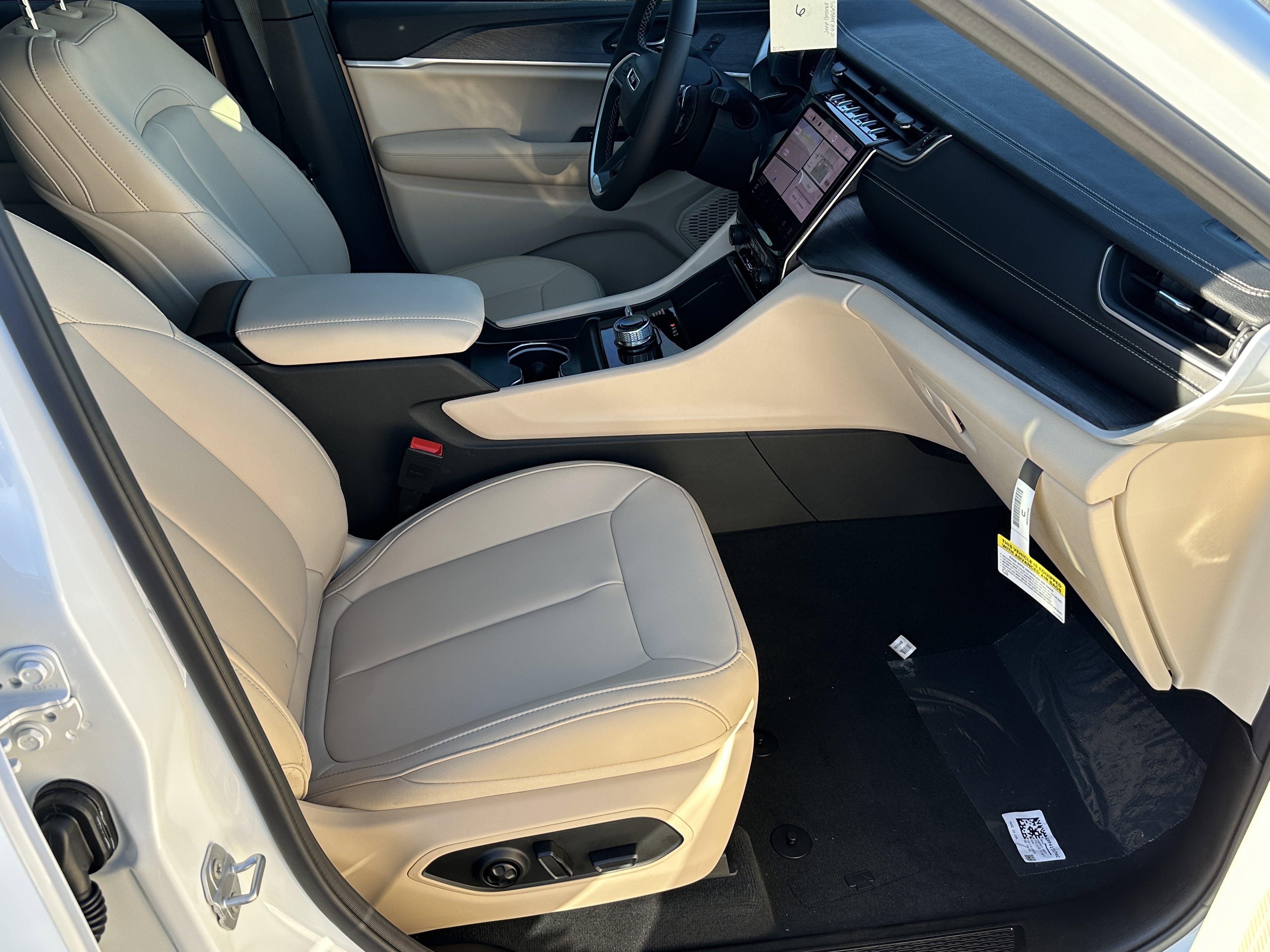 New 2025 Bright White Clear-Coat Exterior Paint Jeep Limited image 14