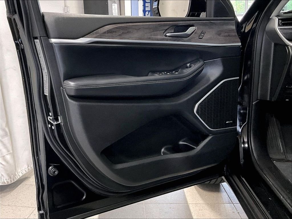 Used 2022 Black Jeep Limited image 9