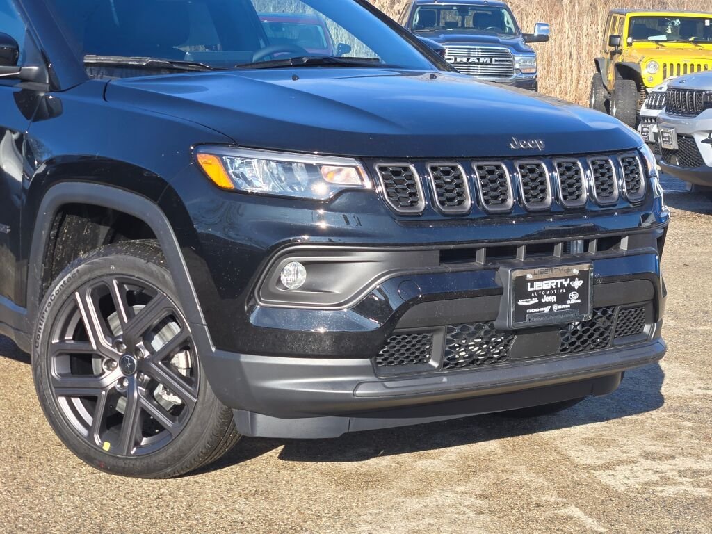 New 2026 Diamond Black Crystal Pearl-Coat Exterior Paint Jeep Latitude image 3