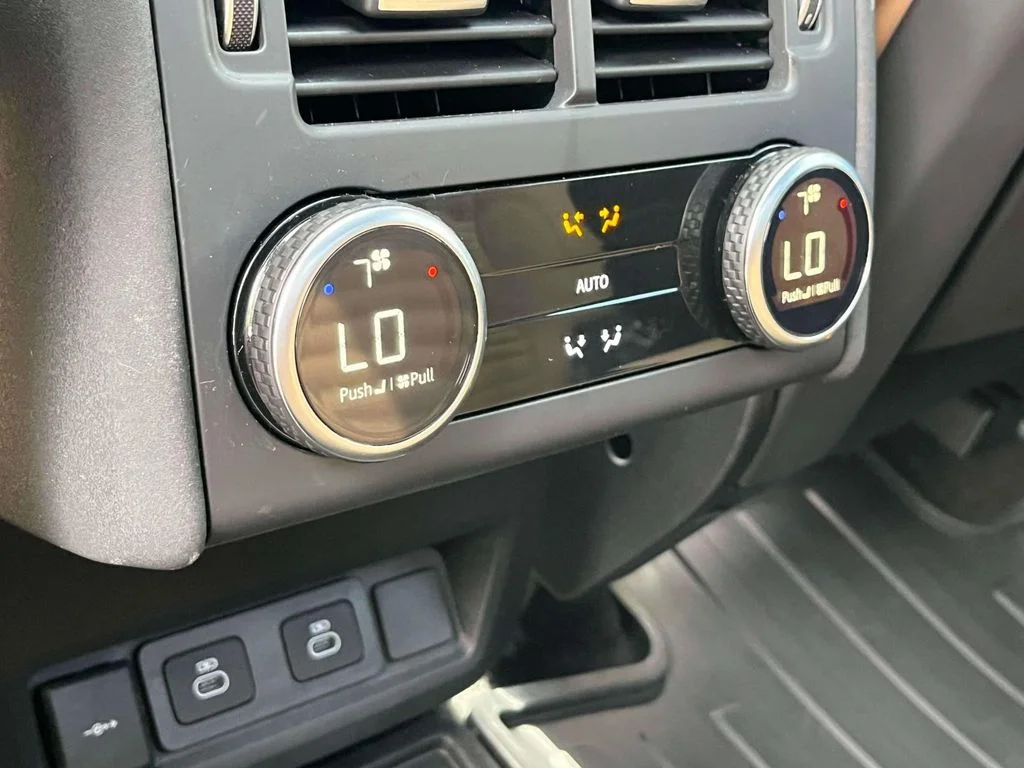 Used 2025  Land Rover Dynamic SE image 17