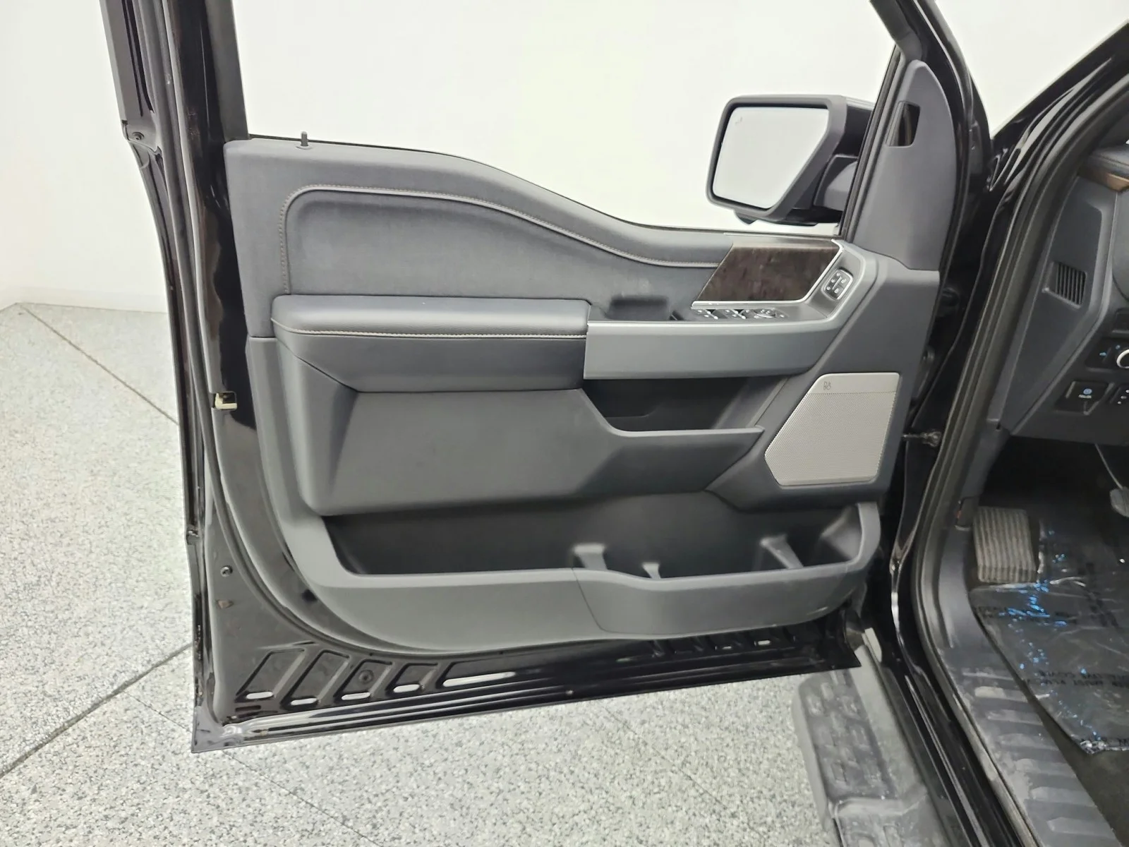 Used 2022 Agate Black Metallic Ford LARIAT image 15