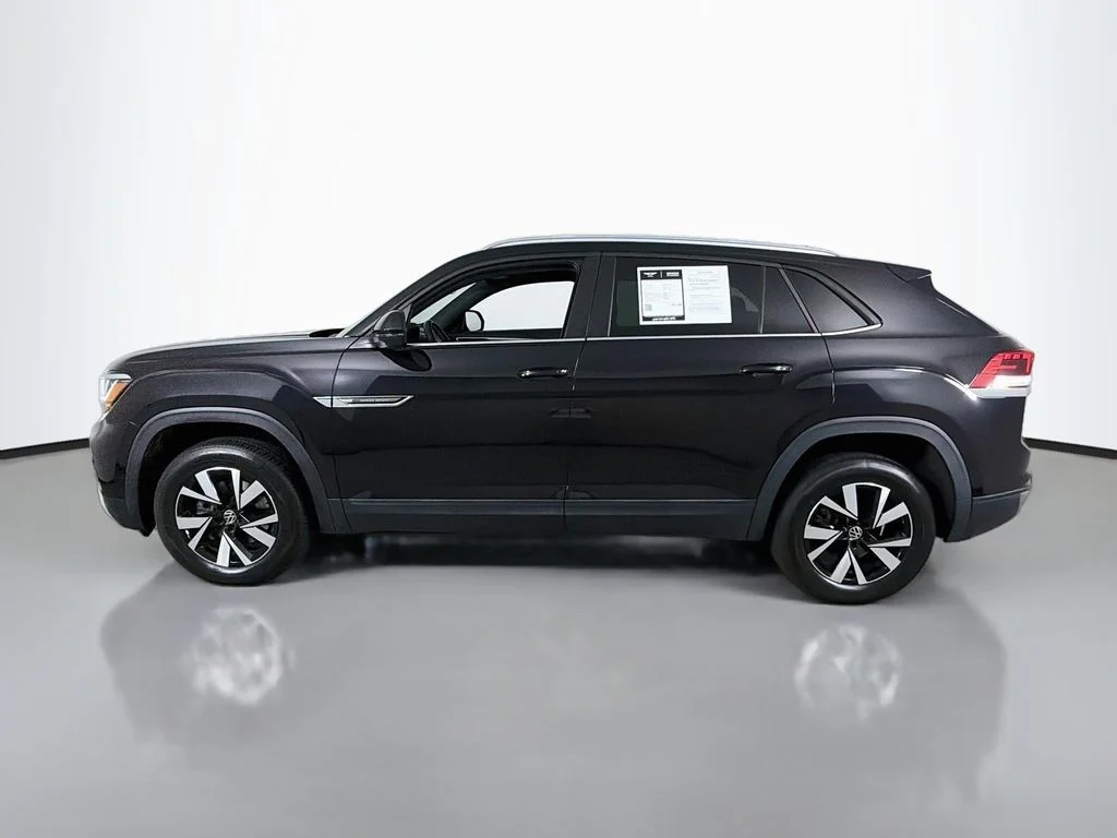 Used 2021 Deep Black Pearl Volkswagen 2.0T SE image 4