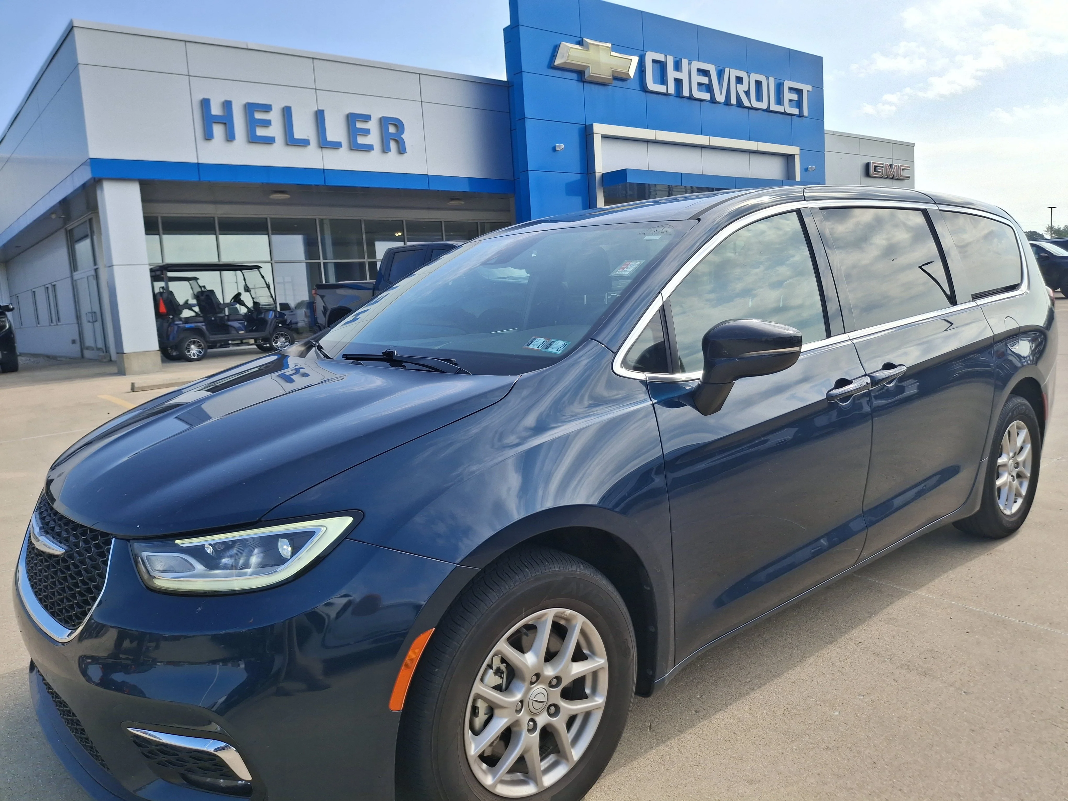 Used 2025 Fathom Blue Pearlcoat Chrysler Select image 3