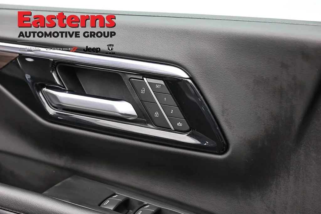 Used 2025 Gray Chevrolet Z71 image 21