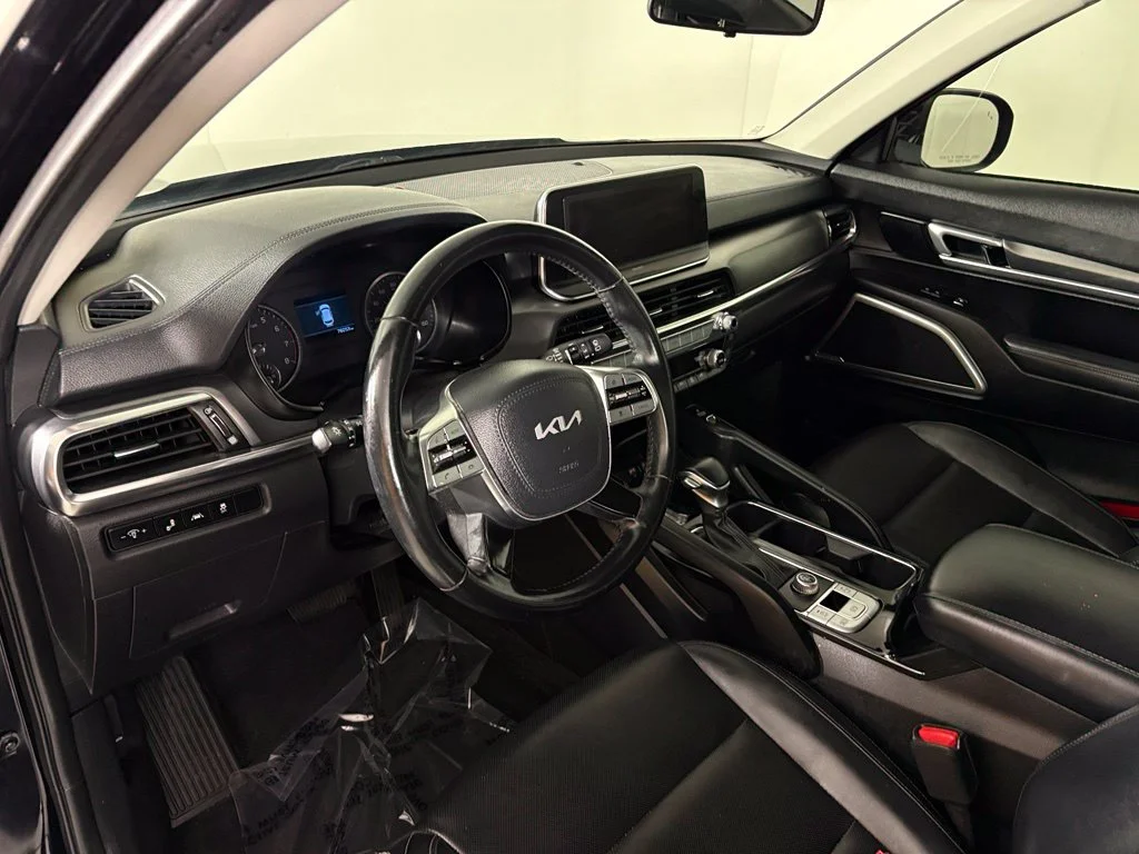 Used 2022 Black Kia S image 16