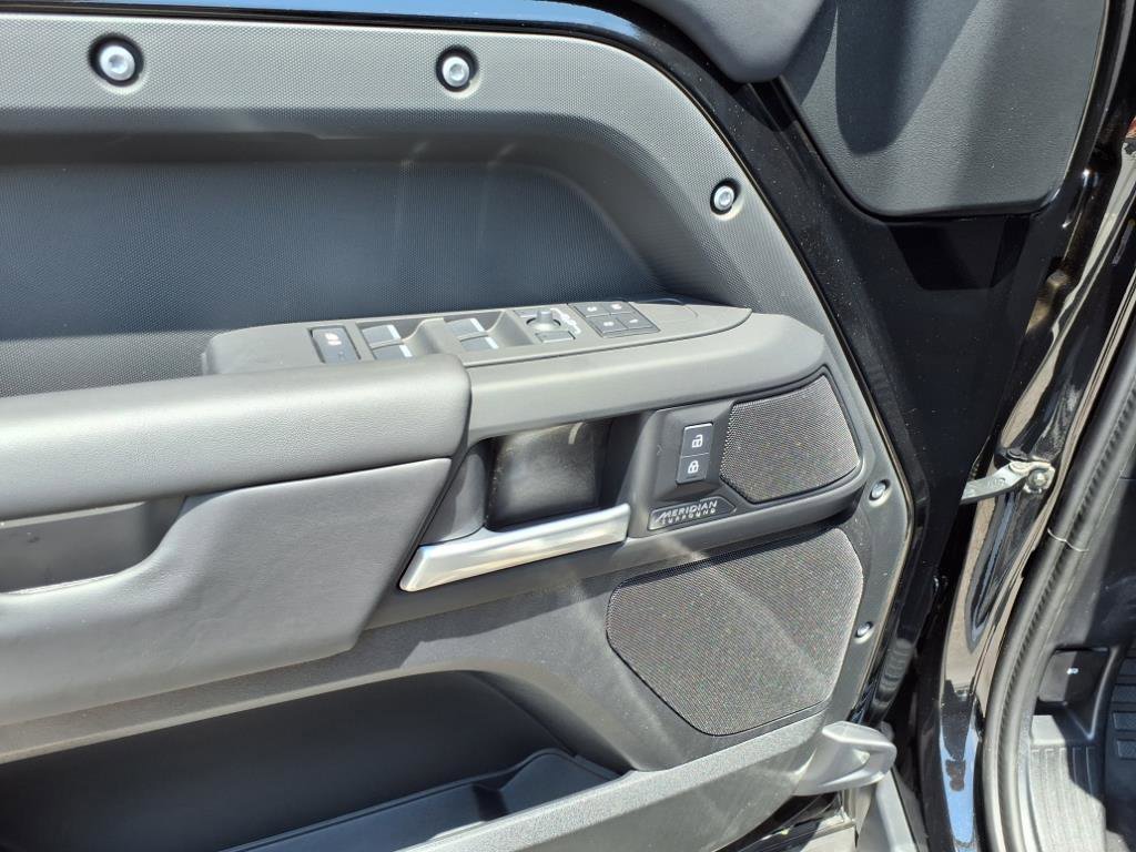 2025 Land Rover Defender X-Dynamic SE - Photo 24