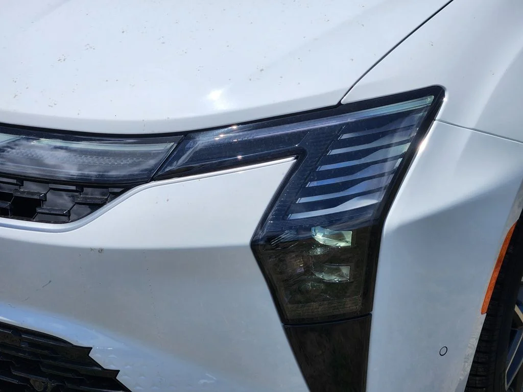 New 2027 Bright White Clear-Coat Exterior Paint Chrysler Limited image 5