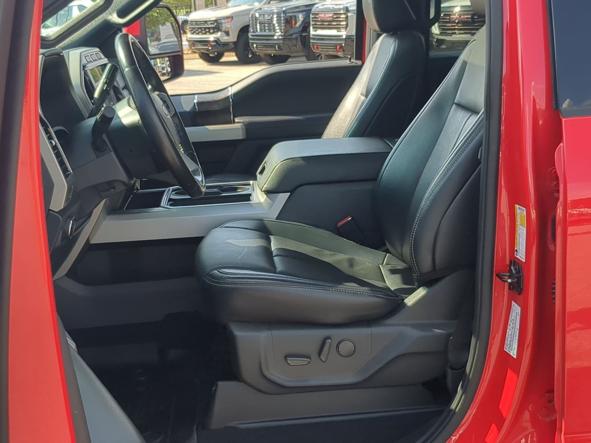 Used 2022  Ford XL image 12