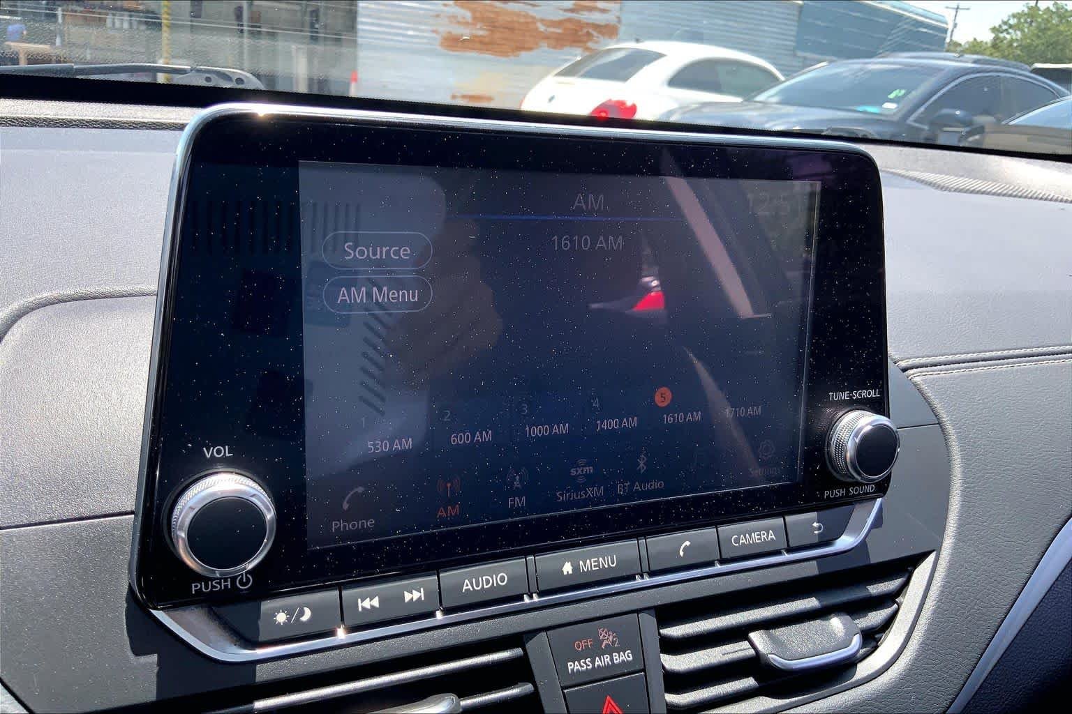 Used 2019 Super Black Nissan 2.5 SV image 32