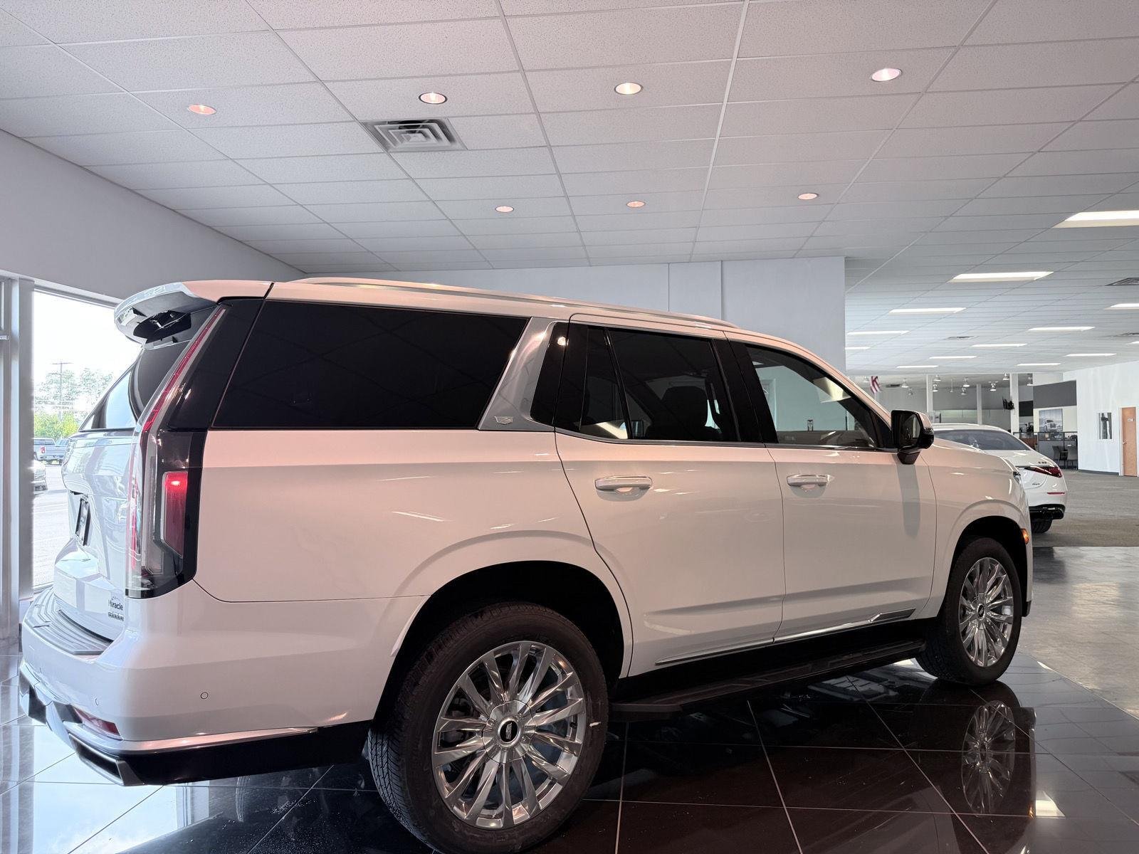 Used 2021 CRYSTAL WHITE TRICOAT Cadillac Premium Luxury image 11