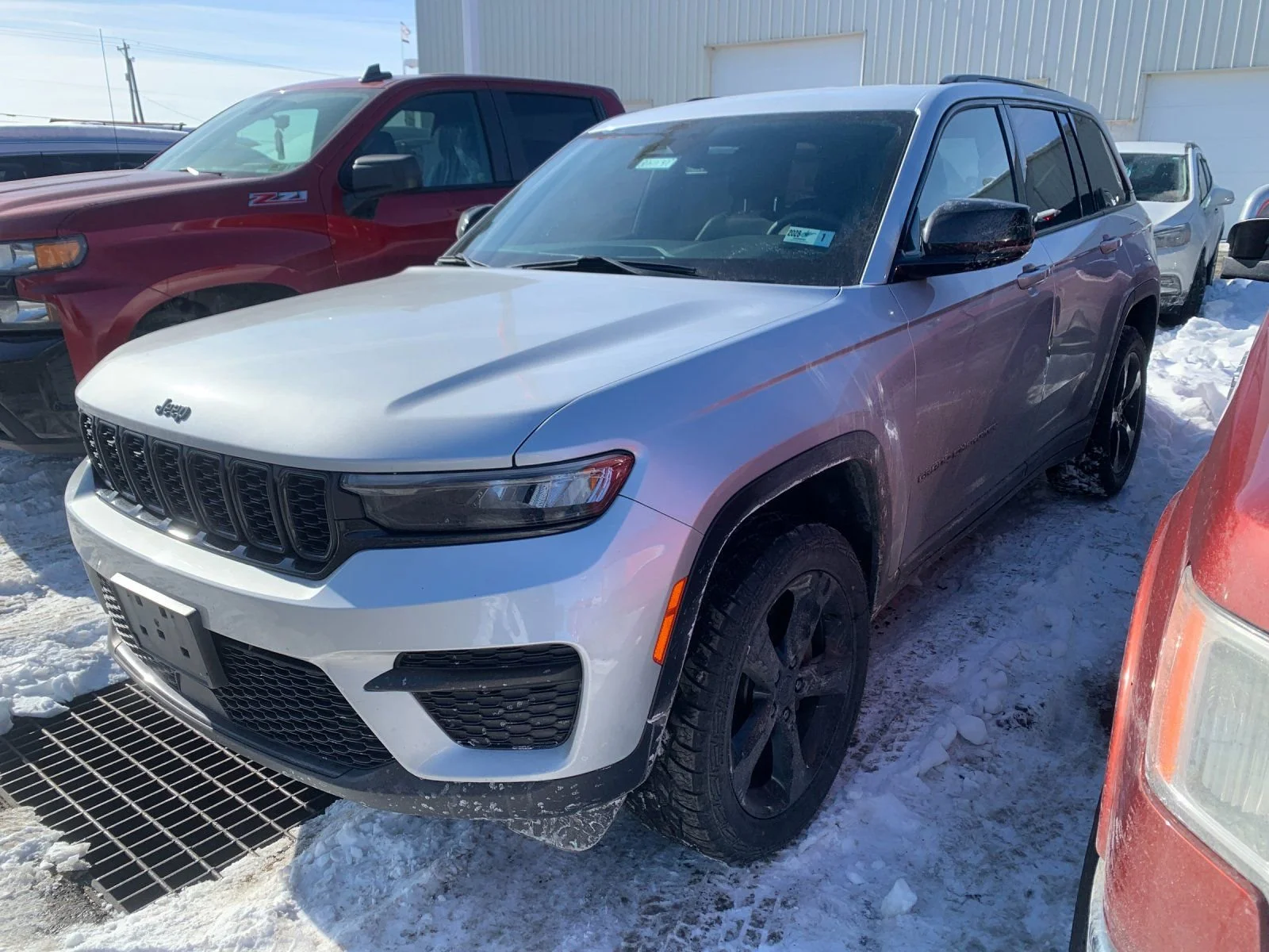 Used 2023 Silver Zynith Jeep Laredo image 4