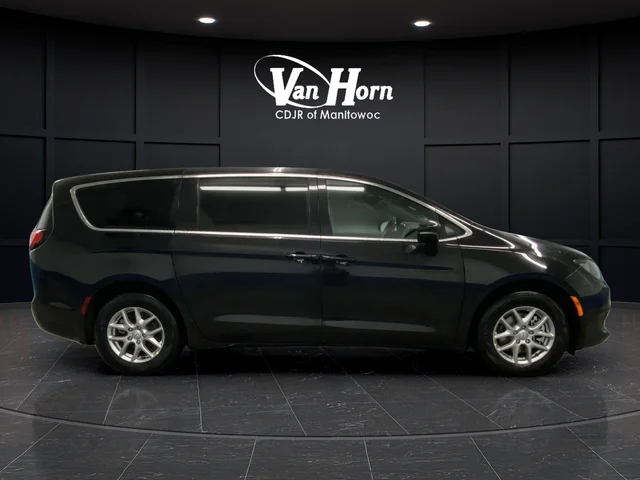 2026 Chrysler Voyager LX's photo