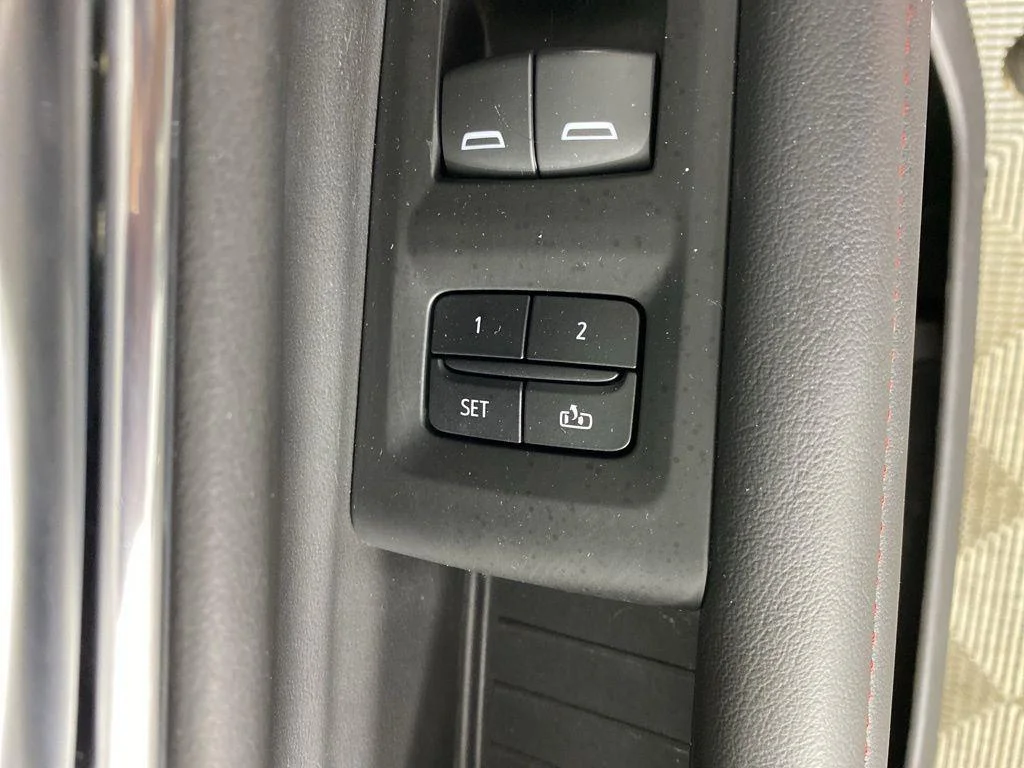 Used 2022 Pearl Chevrolet RST image 31