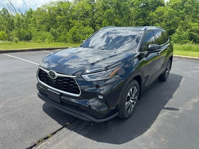 Used 2021 Midnight Black Metallic Toyota XLE image 7