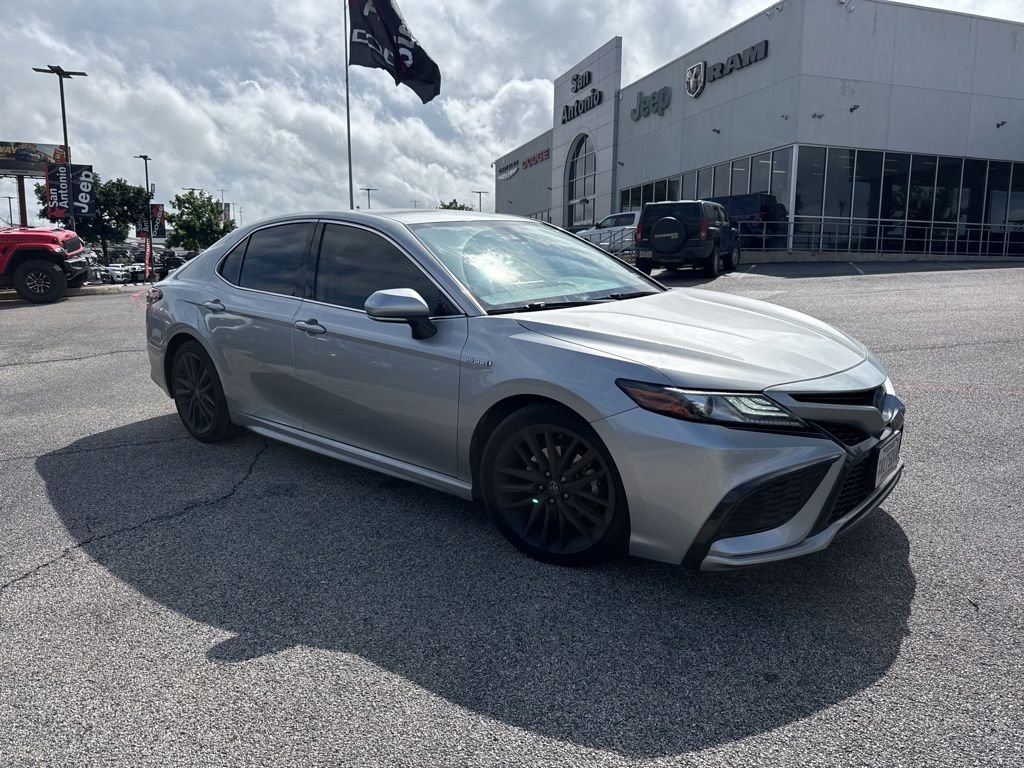 2021 Toyota Camry XSE Hybrid's photo
