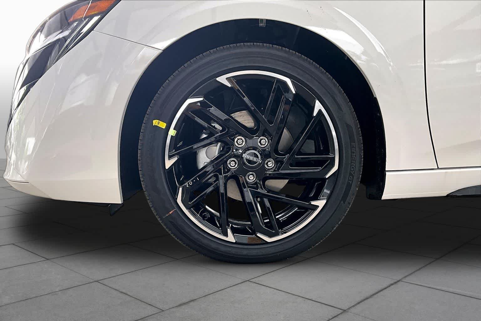 New 2026 Aspen White TriCoat / Super Black Two-tone Nissan SR image 9